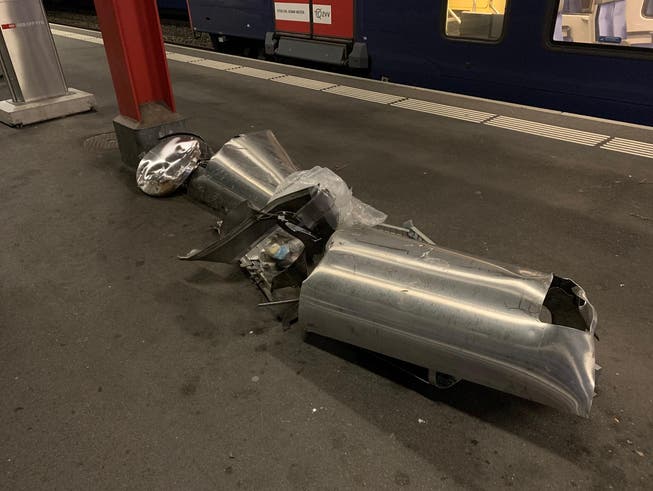 In der Nacht auf Montag hatte die Kantonspolizei Zürich viel zu tun. Unter anderem mit einem Abfallkübel auf den Gleisen. 