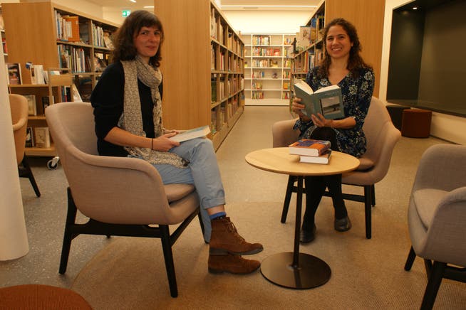 Martina Wüthrich (links) und Carla Biasini, die Co-Leiterinnen der Kantonsbibliothek, in ihrem Reich.