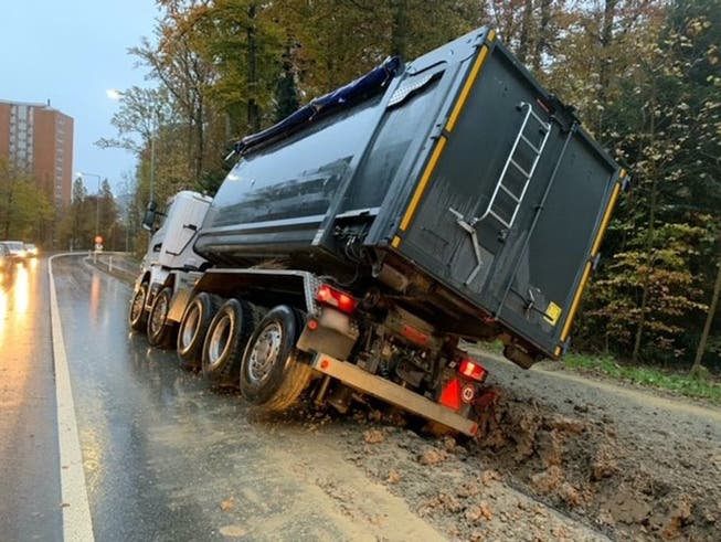 Ein Lastwagen blieb in Bern auf unbefestigtem Boden stecken.
