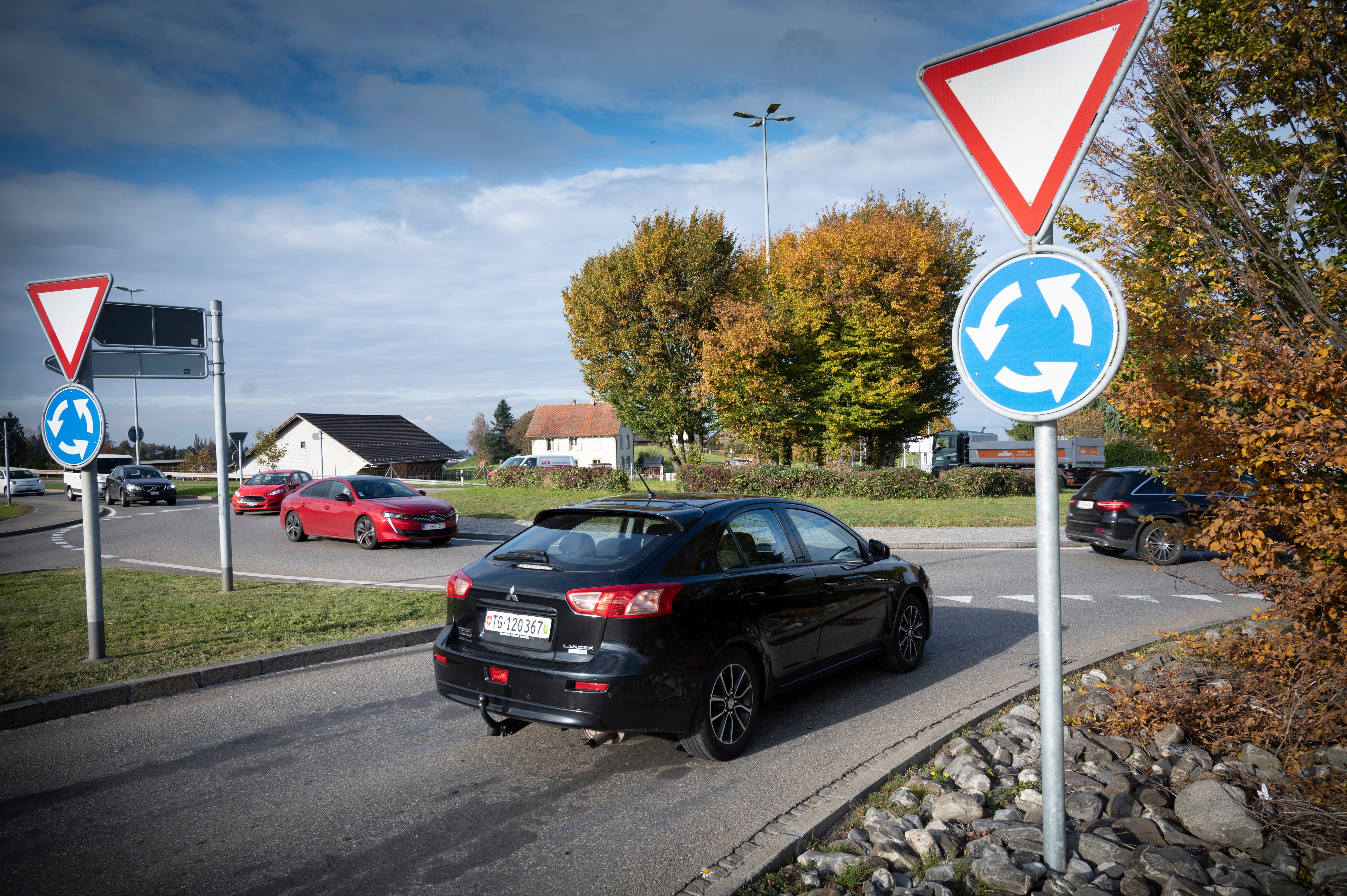 Kreisel sind mit der blauen Verkehrstafel signalisiert. Im Bild der Kreisel beim Autobahnanschluss Tübach-Goldach.