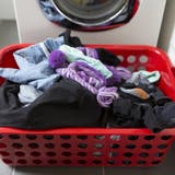 Es lohnt sich, die Kleidungsstücke vor der Wäsche zu kontrollieren. (Keystone (Symbolbild))
