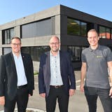 Am 30. August 2021 begann der Verkauf und heute kann Oensingens Gemeindepräsident Fabian Gloor (links) mitteilen: «Alle Solarpanels sind verkauft.» (Bruno Kissling)