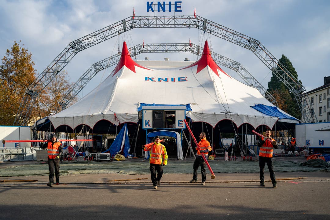 Am Mittwoch bauten 100 Mitarbeitende das Zelt des Circus Knie auf dem Spelteriniplatz in St.Gallen auf.
