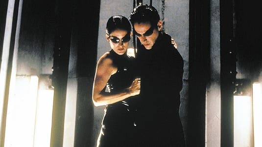 Szene aus dem Film «The Matrix» von 1999. Keanu Reeves alias Neo lernt, wie man auf sich zufliegenden Patronen ausweichen kann. 
