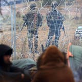 Migranten durchbrechen die Grenze zu Polen - und eine neue Flüchtlingskolonne soll bereits auf dem Weg sein