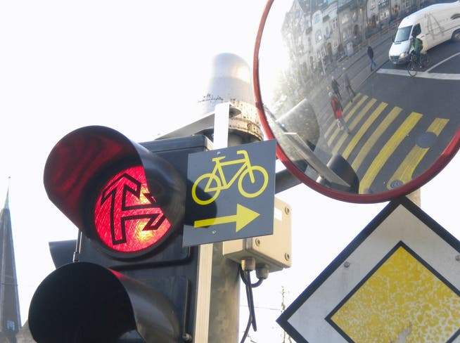 Rote Ampel mit Schild für Rechtsabbiegen bei Rot für Velos.