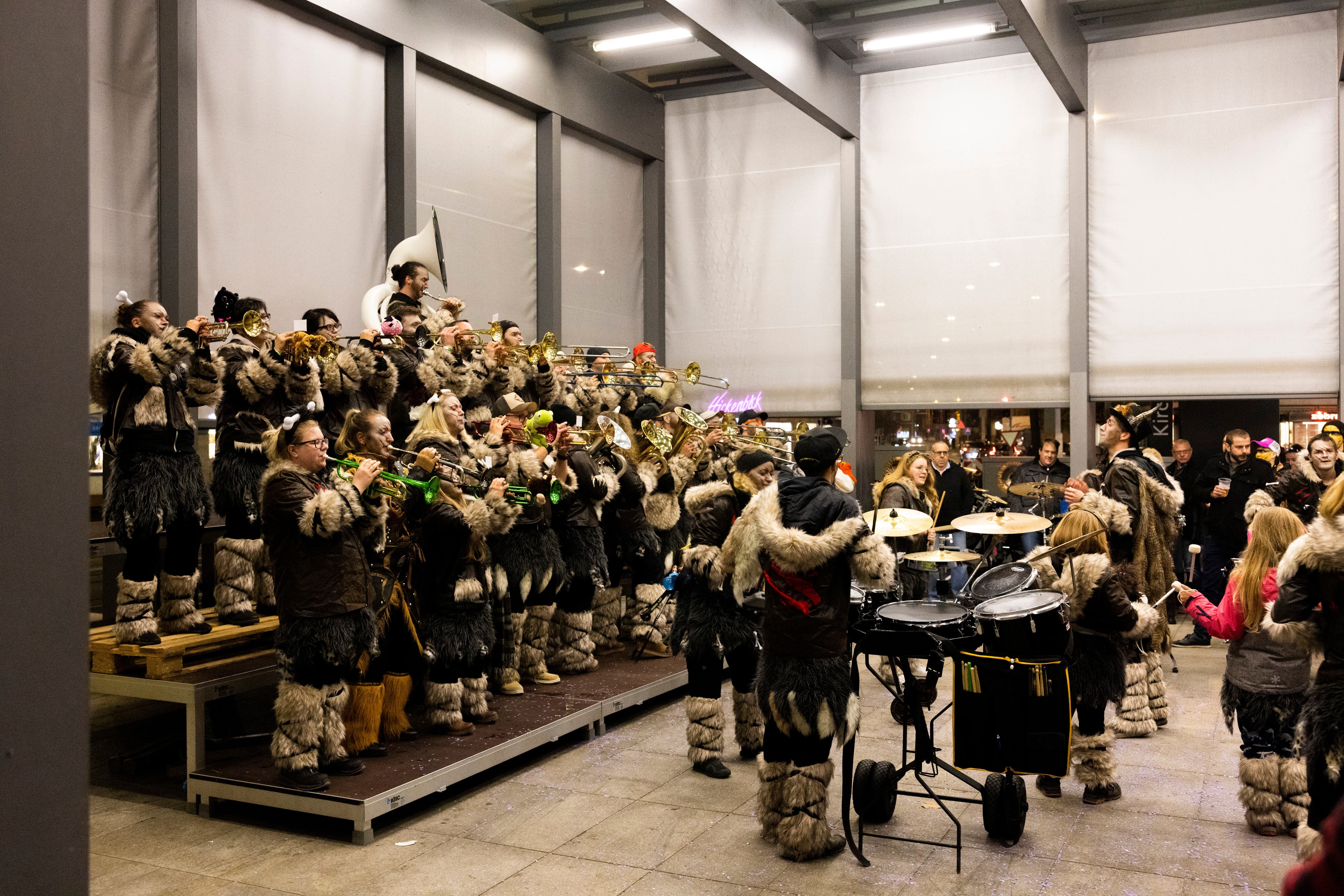 Um 19 Uhr starteten die Guggen-Auftritte mit der Guggenmusik Gyre-Sümpfer aus Widen...