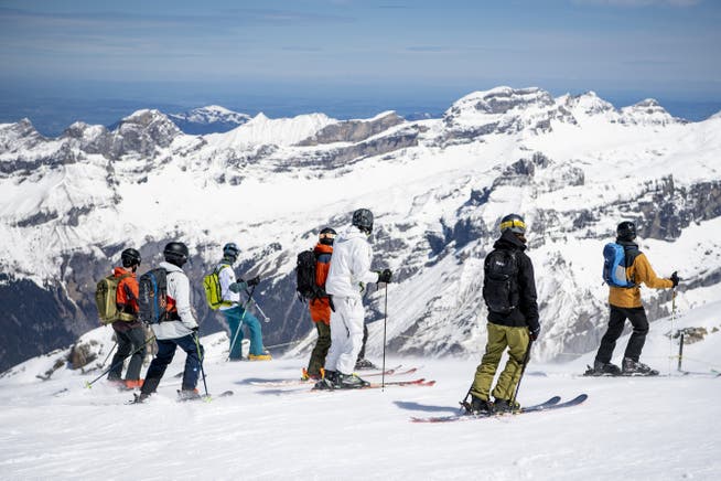 Skifahrer geniessen die guten Schneebedingungen auf dem Titlis.