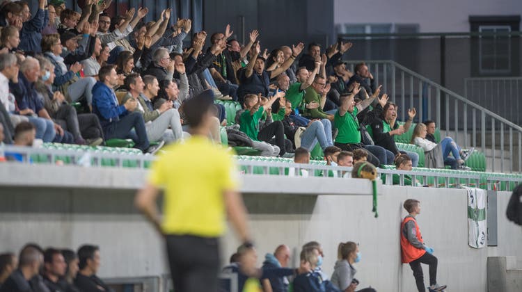 Fans während eines Heimspiels des SC Kriens im Stadion Kleinfeld. (Bild: Pius Amrein (20. Juni 2020))