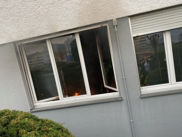 Wettingen, 10. November: In einer Wohnung ist ein Feuer ausgebrochen. Die Feuerwehr konnte den Brand aber rasch löschen. Zwei Personen wurden anschliessend ins Spital gebacht.