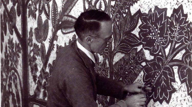 Walter Eglin bei der Arbeit am «Weltenbaum», ca. 1955. (ZVG)