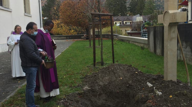 Kaplan Sylvester Ihuoma segnet das Grab auf der Ostseite der Eusebiuskirche ein. (Peter Brotschi)