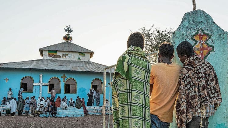 Äthiopische Christen nehmen an einem Gebet vor der Kirche teil. Auch der nordostafrikanische Staat wird im Weltverfolgungsindex 2021 aufgelistet.