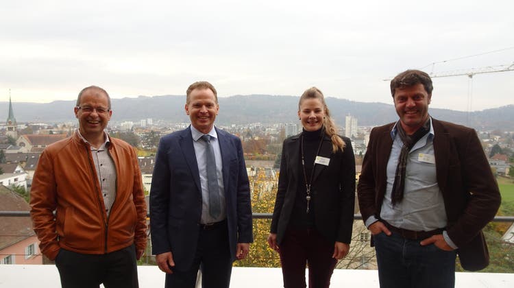 V.l.n.r.: Roland Meier und Daniel Hüsser von der Arwo Stiftung gemeinsam mit Marcia Nietlispach und Peter Wyss vom Alterszentrum. (Bild: zvg)