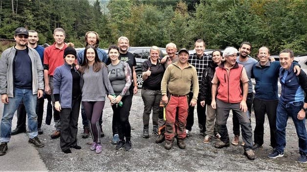 30 Freiwillige legten den Wanderweg Kleinwäldli-Baberg sanfter an. (Bild: Josef Schuler)