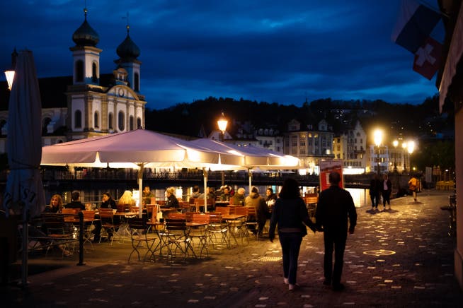 Länger draussen sitzen auf den Restaurant-Terrassen: Das ist mancherorts in der Stadt Luzern nun möglich.