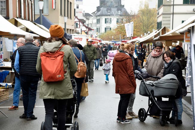 Der Herbstmarkt erstreckt sich entlang der Rathausstrasse und auf dem Marktplatz.