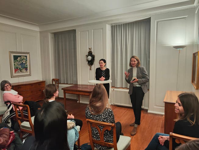 Der Frauenabend in Lenzburg: Vorne links: Marianne Binder-Keller, rechts: Christina Bachmann-Roth. Sitzend ganz links: Iris Bachmann, ganz rechts: Yvonne Hauert. 