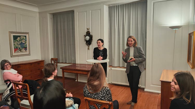 Der Frauenabend in Lenzburg: Vorne links: Marianne Binder-Keller, rechts: Christina Bachmann-Roth. Sitzend ganz links: Iris Bachmann, ganz rechts: Yvonne Hauert. (Zara Zatti)
