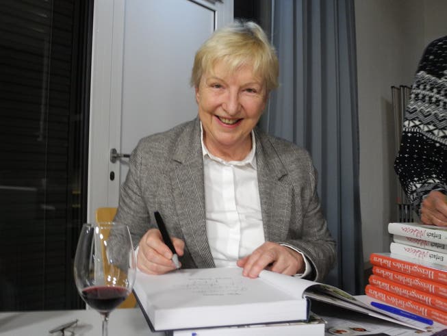 Annemarie Wildeisen signierte nach der Lesung bei einem Glas Wein Kochbücher für die Zuhörerinnen und Zuhörer. 