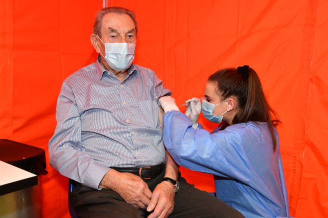Menschen ab 65 Jahren wird eine Auffrischimpfung empfohlen.