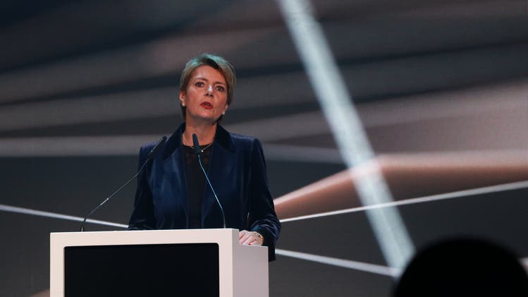 Bundesrätin Karin Keller-Sutter eröffnet die Verleihung des «Digital Economy Awards» in Zürich. 