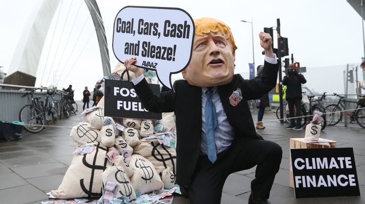 Aktivisten sind mit den Verhandlungen in Glasgow unzufrieden: Demonstrationen begleiten die Klimakonferenz in der schottischen Metropole bis zuletzt. (Robert Perry / EPA)