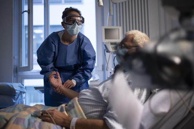 Erschöpft nach zwei Jahren Corona: Eine Pflegefachfrau misst den Puls eines Covid-Patienten in der Isolationsstation des Universitätsspital Zürich.