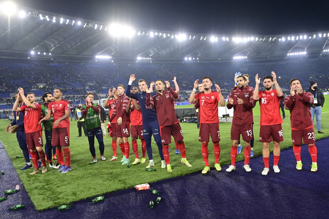 Die Schweizer Spieler bedanken sich nach der Partie bei den mitgereisten Fans. 