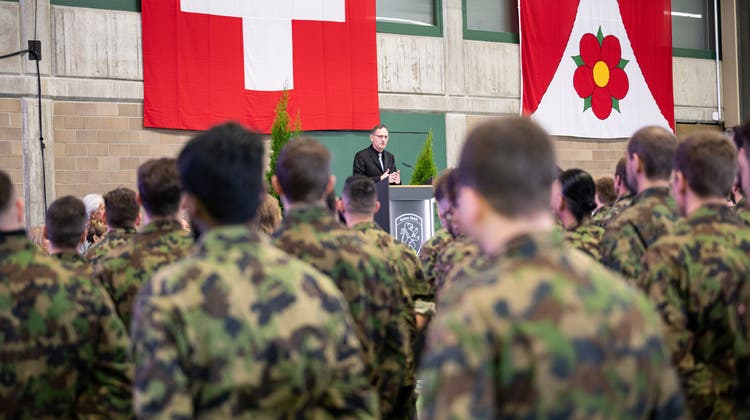 Zürcher Sicherheitsvorsteher Mario Fehr (parteilos) bedankte sich bei allen Soldaten für Ihren Einsatz in der Armee. (zvg/Amt für Militär und Zivilschutz Zürich)