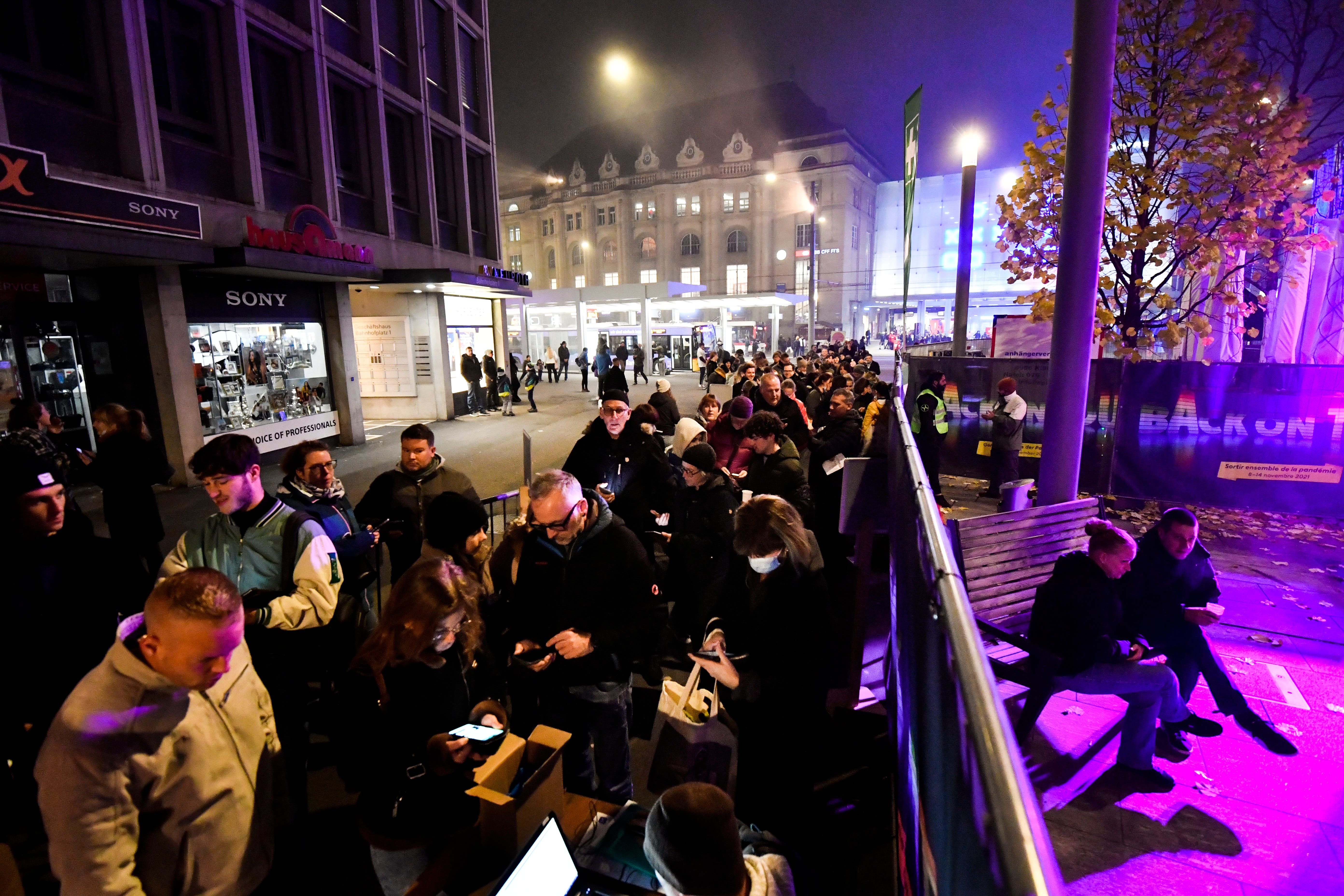 Die Schlange vor dem Kornhausplatz wird immer länger.