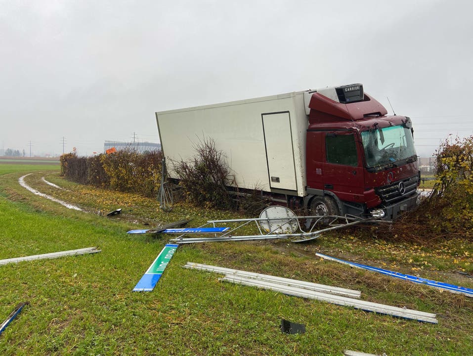 Hunzenschwil, 14. November: Beim Autobahnanschluss Aarau-Ost nicht ein Chauffeur am Steuer ein, durchbricht einen Zaun und rammt ein grosses Verkehrsschild. Er bleibt unverletzt.