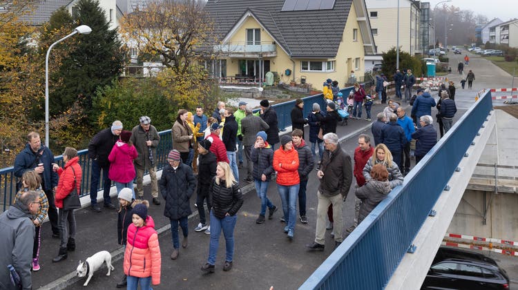 Rund 60 Interessierte waren bei der Einweihung der neuen Hardbrücke in Starrkirch-Wil dabei. (Patrick Luethy)