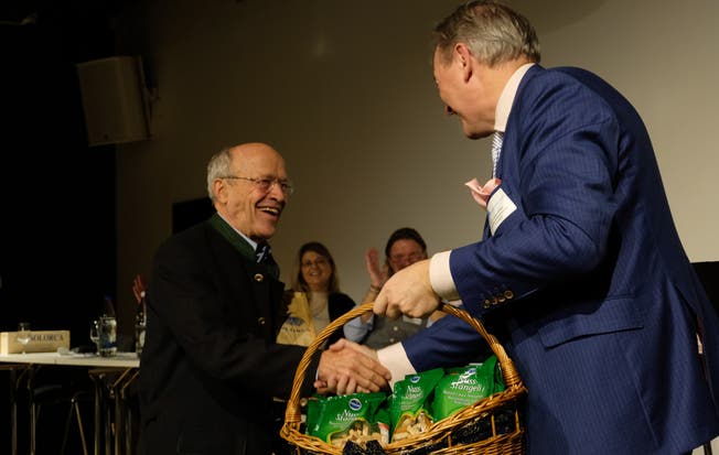 Sein Referat hat sich für ihn gelohnt: Hans Geiger erhält von Gewerbeverbandspräsident Gregor Biffiger einen Korb voller Nussstängeli überreicht.