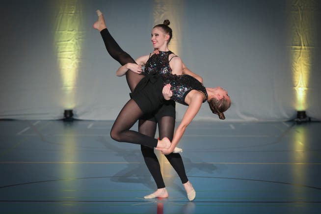 Katrina Wepfer und Julia Rolfsmeyer beim Showturnen 2021 in der Sporthalle Rreispitz.