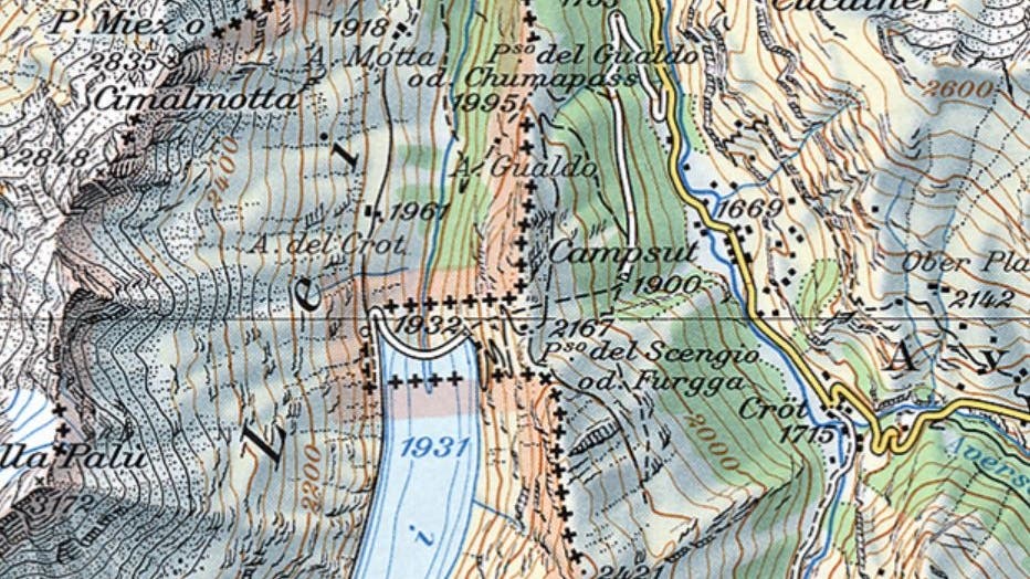 Die Schweizer Grenze hat einen Würfel. Er umfasst die Staumauer des Lago di Lei. Als er aufgestaut wurde, kam die Mauer zur Schweiz und bildet heute eine Exklave der Gemeinde Ferrera, Graubünden. 