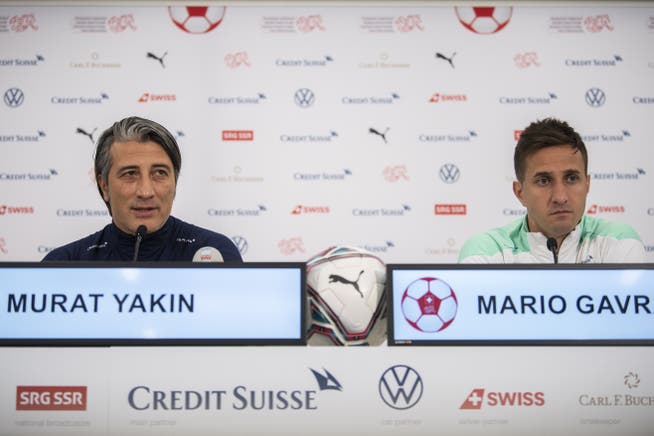 Murat Yakin (links) und Mario Gavranovic an der Medienkonferenz. 