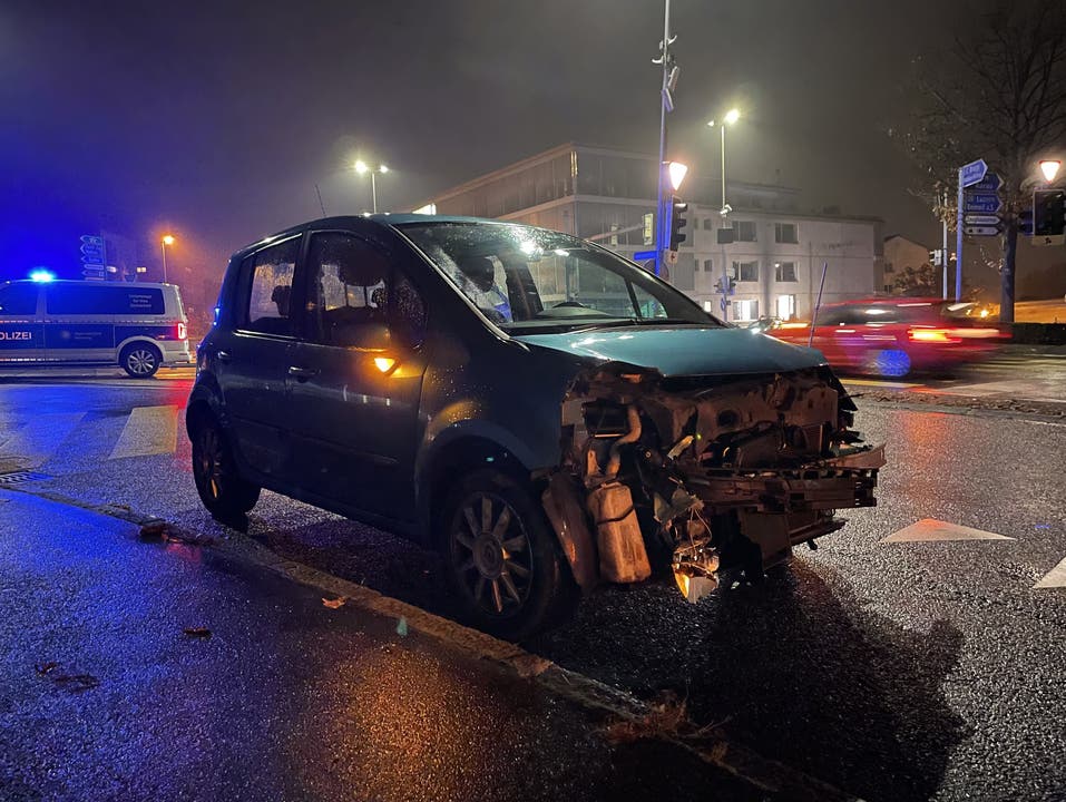 Lenzburg, 13. November: Ein 54-jährige Fahrer eines Renault hat ein Rotlicht missachtet und dadurch eine Kollision mit einem anderen Auto verursacht. Verletzt wurde niemand.