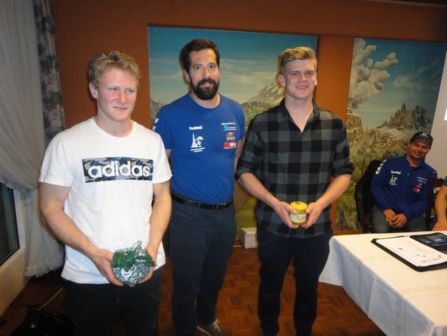 Kobi Niederberger (Mitte) mit den beiden Neukranzern Renato Barmettler (links) und Lars Mehr. 