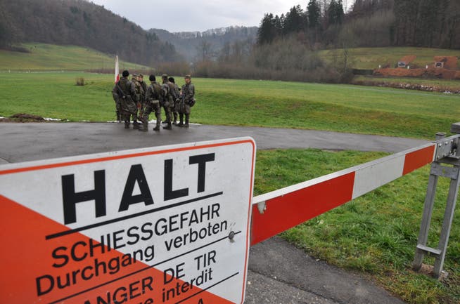 Während Schiessübungen werden bestimmte Gebiete auf dem Waffenplatz Zürich-Reppischtal abgesperrt.