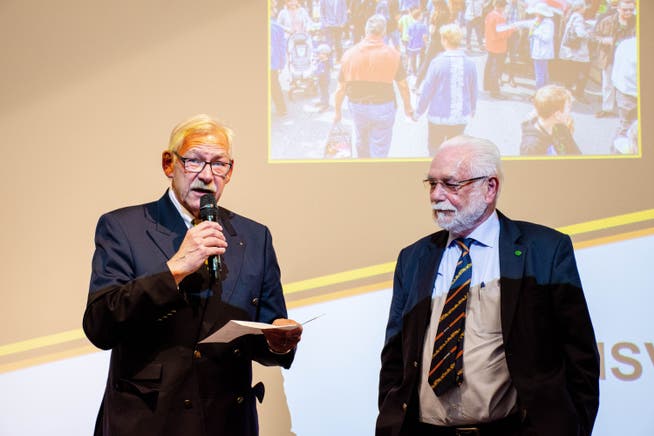 O-iO-Organisator Ruedi Müller (rechts) an der Preisverleihung am 13. November in Romanshorn mit Bernhard Taeschler, Präsident des Dachverbands Swiss Historic Vehicle Federation (SHVF) bei der Laudatio für das O-iO.