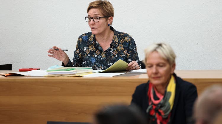 Stadtpräsidentin Stefanie Ingold bei ihrer ersten Gemeinderatssitzung (Hanspeter Bärtschi / SZ)
