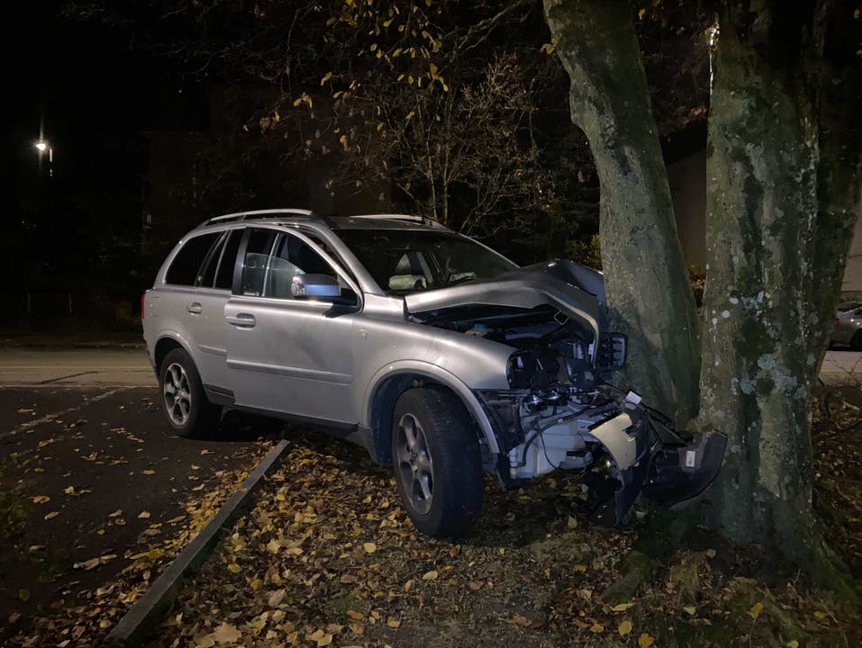 Spreitenbach, 15. November: In der Nacht auf Montag wollte eine Automobilistin der Polizei davonfahren. Die Flucht endete in der Kollision mit einem Baum. Verletzt wurde niemand.
