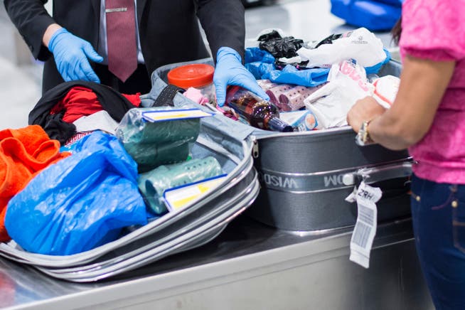 Bei der Kontrolle des Reisegepäcks einer 73-Jährigen fanden Beamte am Flughafen Zürich vier Kilo Kokain. (Symbolbild)