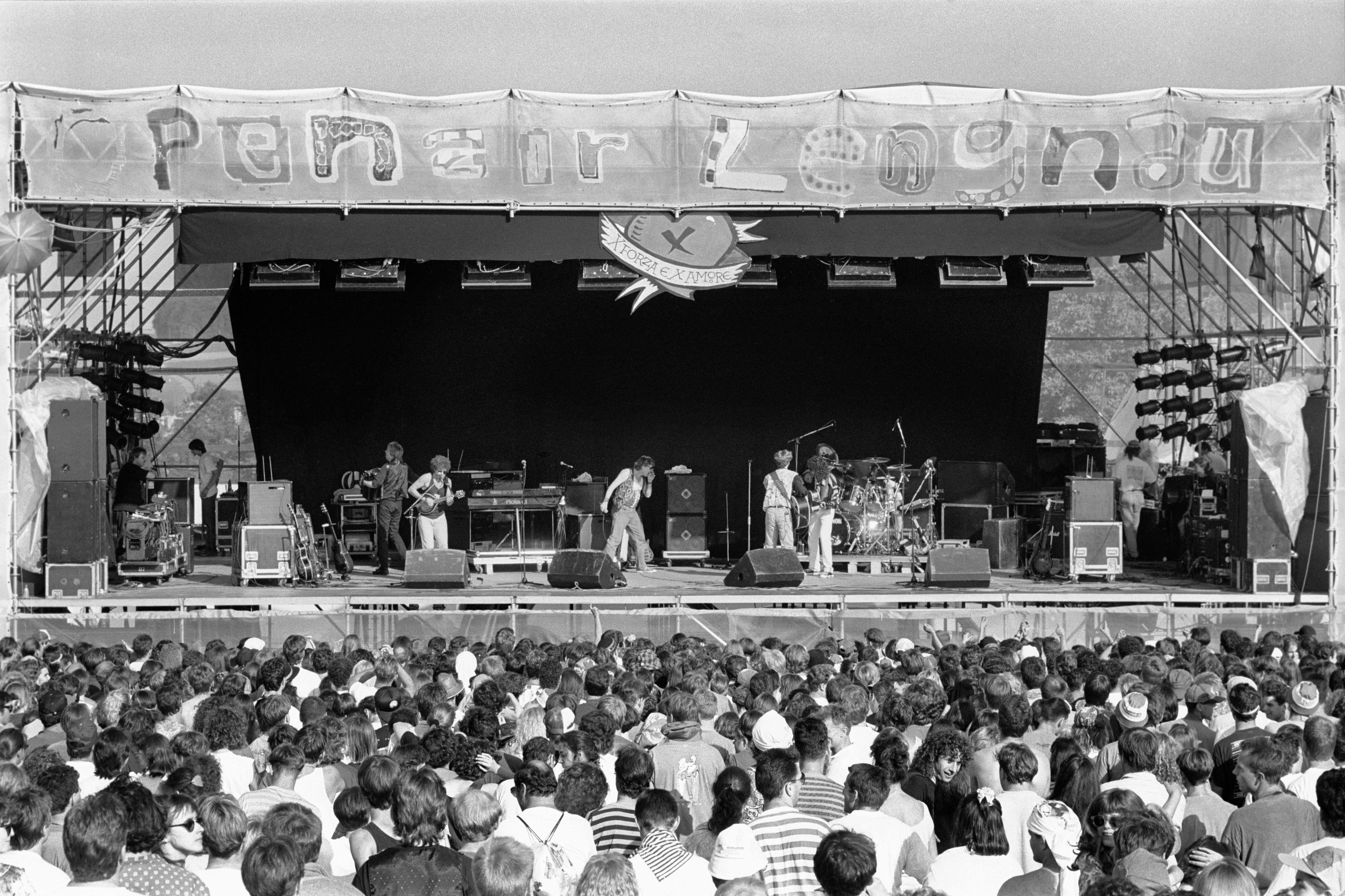 Polo Hofer, mit Mikrofon, spielt mit seiner Band am Open Air "Rock gegen Hass" am 20. Juni 1993 in Lengnau.