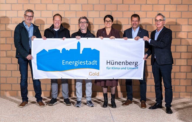 Gemeinderat Thomas Anderegg (dritter von links), Gemeindepräsidentin Renate Huwyler (vierte von links) und ein Teil der Energiekommission freuen sich über das Goldlabel. 