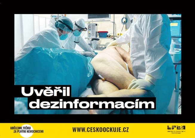 «Er glaubte der Fehlinformation», steht auf einem der Inserate mit verstorbenen Covid-Patienten, mit denen die tschechische Regierung die Menschen zum Impfen motivieren will.
