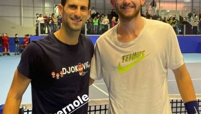 Jérôme Kym weilt momentan an den ATP Finals in Turin und trainiert mit den besten Tennisspielern der Welt. Hier ein Bild nach dem Training mit Novak Djokovic. (screenshot: Instagram/jeromeekym)