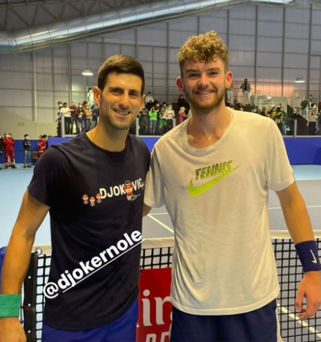 Jérôme Kym weilt momentan an den ATP Finals in Turin und trainiert mit den besten Tennisspielern der Welt. Hier ein Bild nach dem Training mit Novak Djokovic.