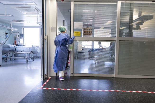 Das Pflegepersonal behandelt Patienten mit Covid-19-Erkrankungen auf der Intensivstation des Spitals Schwyz.
